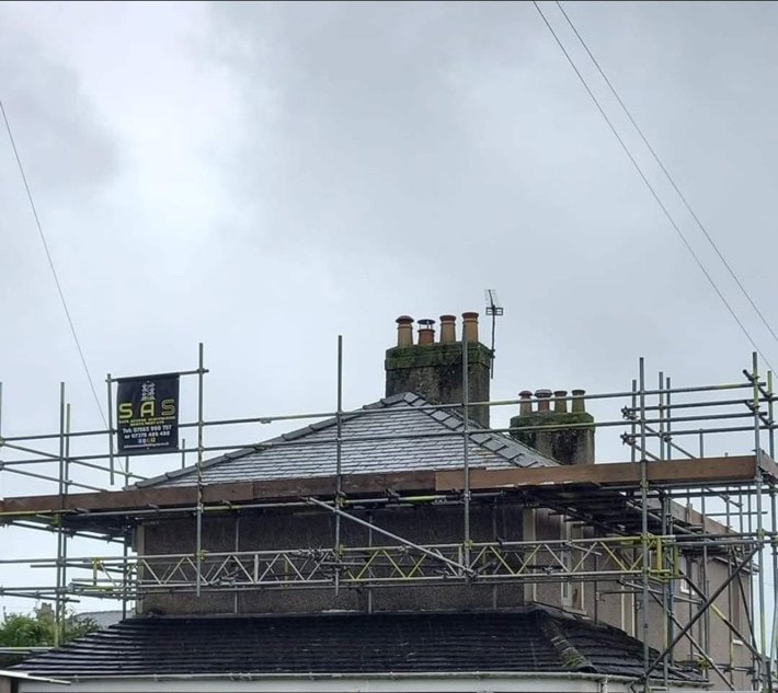 Domestic roof access scaffold with Safe Access Scaffolding site board
